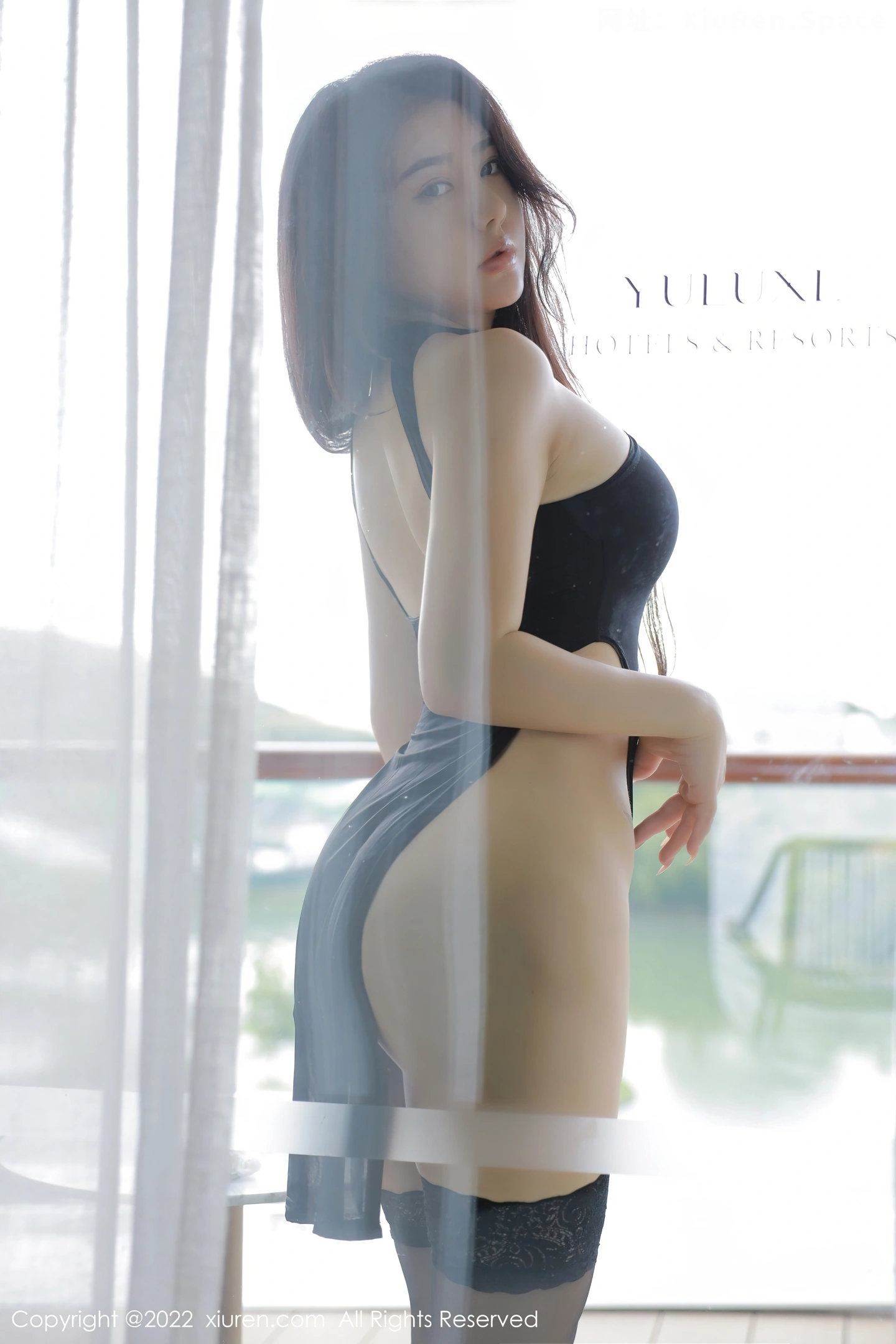 图片[3]-[XiuRen秀人网]VOL.4433 女神Manuela玛鲁娜九月旅拍黑色收身衣半脱露浑圆美臀诱惑写真47P-秀人网官方网站